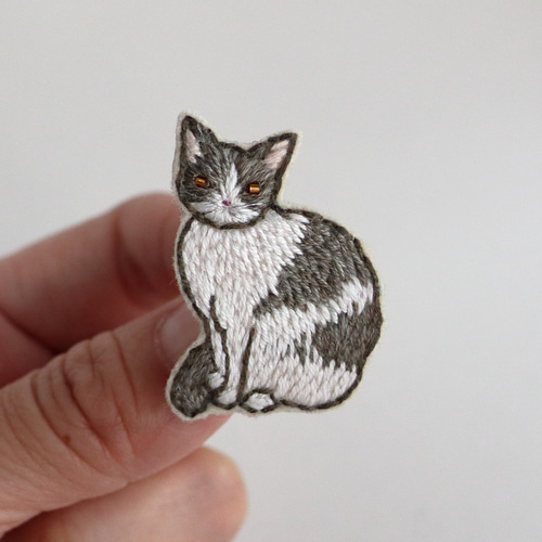 猫刺繍ブローチ 灰白 おすまし ブローチ Homietoby 通販