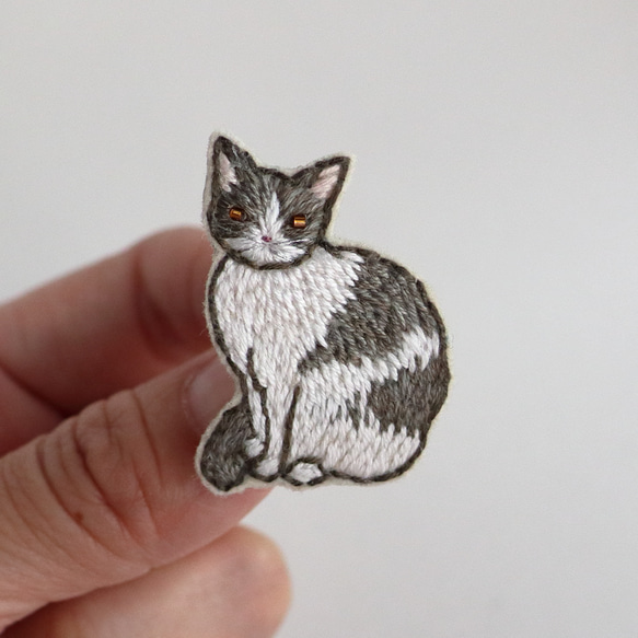 猫刺繍ブローチ　灰白　おすまし 1枚目の画像