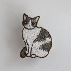 猫刺繍ブローチ　灰白　おすまし 2枚目の画像