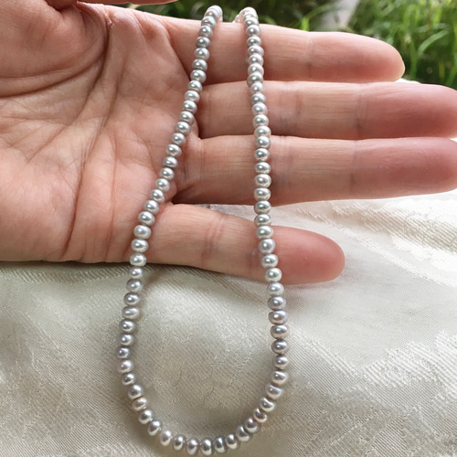 414 湖水真珠 ふっくらロンデル 4×3mm 【半連19㌢】シルバー 淡い 