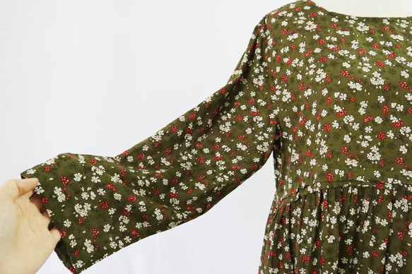 花柄  コットン 夏涼しい長袖ワンピース  ゆったりワンピース ギャザーワンピース オリーブ 7枚目の画像
