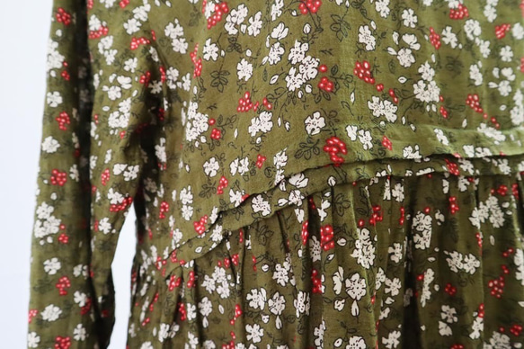 花柄  コットン 夏涼しい長袖ワンピース  ゆったりワンピース ギャザーワンピース オリーブ 8枚目の画像