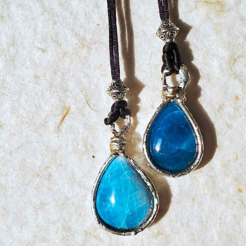 アパタイトドロップペンダント2種 氷海のブルーと深淵のブルー