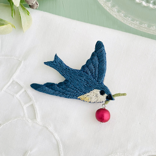 受注制作］木の実を運ぶ鳥の刺繍ブローチ＊ブルー ブローチ capriccio