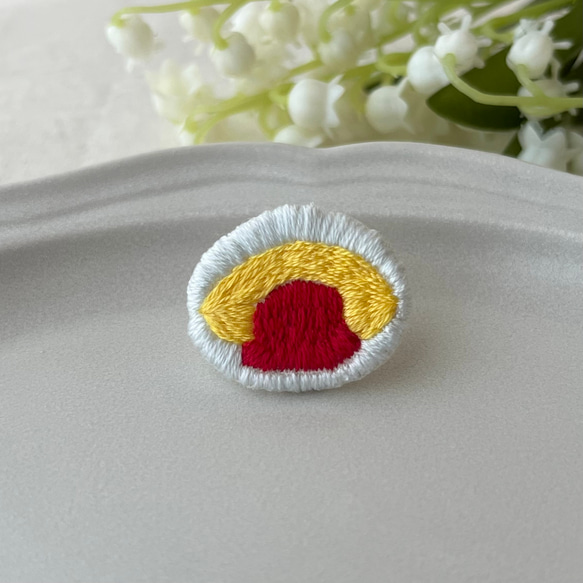 オムライスの刺繍ブローチ ブローチ nomusubi 通販 16157450｜Creema