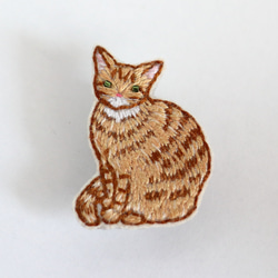 猫刺繍ブローチ　茶トラ　おすまし 2枚目の画像