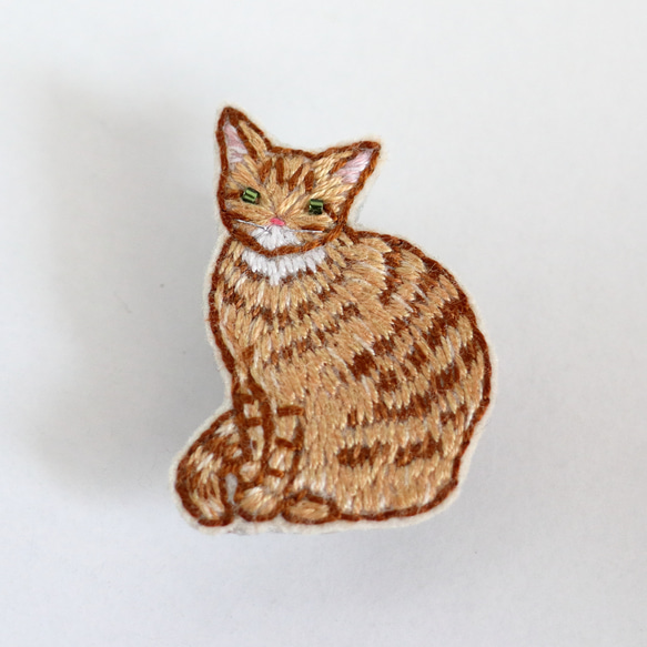 猫刺繍ブローチ　茶トラ　おすまし 2枚目の画像
