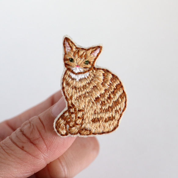 猫刺繍ブローチ　茶トラ　おすまし 1枚目の画像