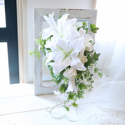 カサブランカとカラーのキャスケードブーケ ウェディングブーケ