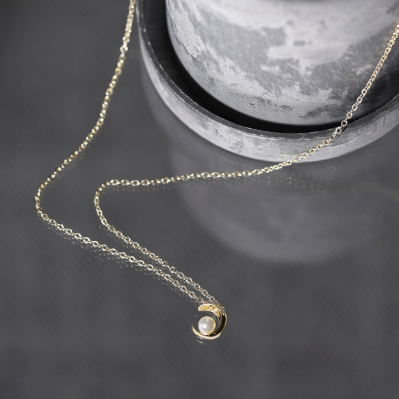 18金と淡水パールのネックレスとイヤリングセット三日月のデザイン