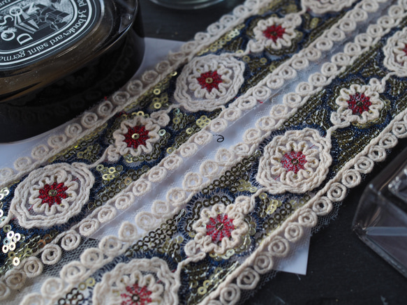 インド刺繍リボン　50㎝入り　花柄　スパンコール　ビーズ刺繍　チュール　金糸　白　ホワイト　 2枚目の画像