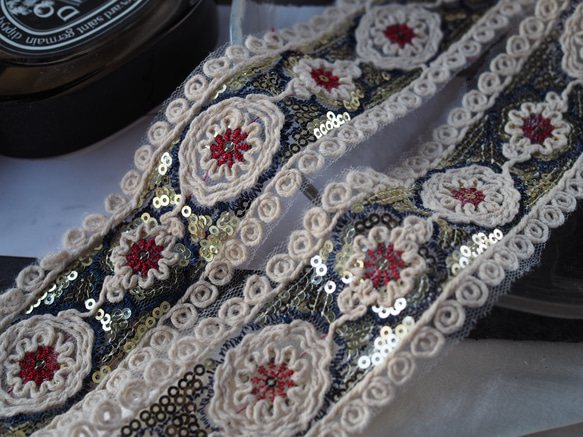 インド刺繍リボン　50㎝入り　花柄　スパンコール　ビーズ刺繍　チュール　金糸　白　ホワイト　 3枚目の画像