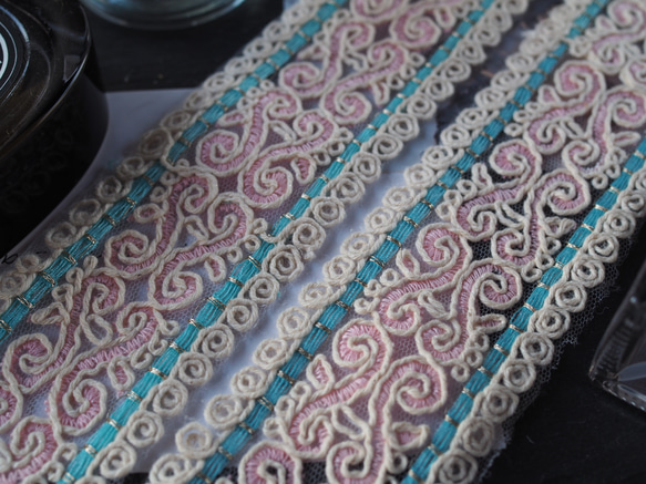 インド刺繍リボン　50㎝入り　ダイヤ　菱型　スパンコール　ビーズ刺繍　チュール　金糸　白　ホワイト　ピンク 3枚目の画像