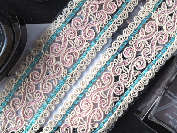 インド刺繍リボン　50㎝入り　ダイヤ　菱型　スパンコール　ビーズ刺繍　チュール　金糸　白　ホワイト　ピンク 1枚目の画像