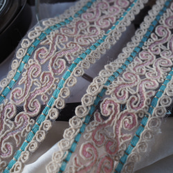 インド刺繍リボン　50㎝入り　ダイヤ　菱型　スパンコール　ビーズ刺繍　チュール　金糸　白　ホワイト　ピンク 2枚目の画像