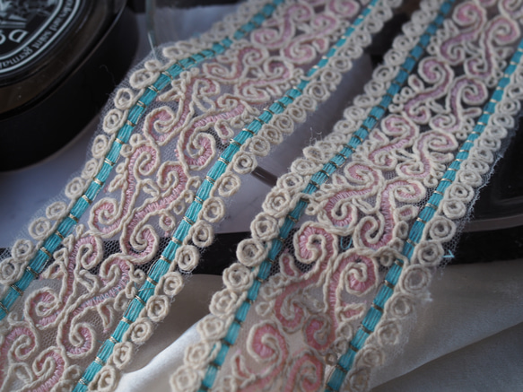 インド刺繍リボン　50㎝入り　ダイヤ　菱型　スパンコール　ビーズ刺繍　チュール　金糸　白　ホワイト　ピンク 2枚目の画像