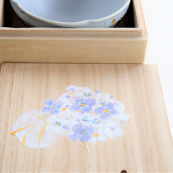 青紫、紫陽花金彩砂糖衣の抹茶碗　小花　布袋と手描きの桐箱入り砂糖衣（アイシング）のような質感の 釉薬に覆われた紫陽花 9枚目の画像