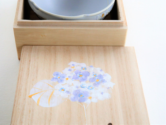 青紫、紫陽花金彩砂糖衣の抹茶碗　小花　布袋と手描きの桐箱入り砂糖衣（アイシング）のような質感の 釉薬に覆われた紫陽花 9枚目の画像