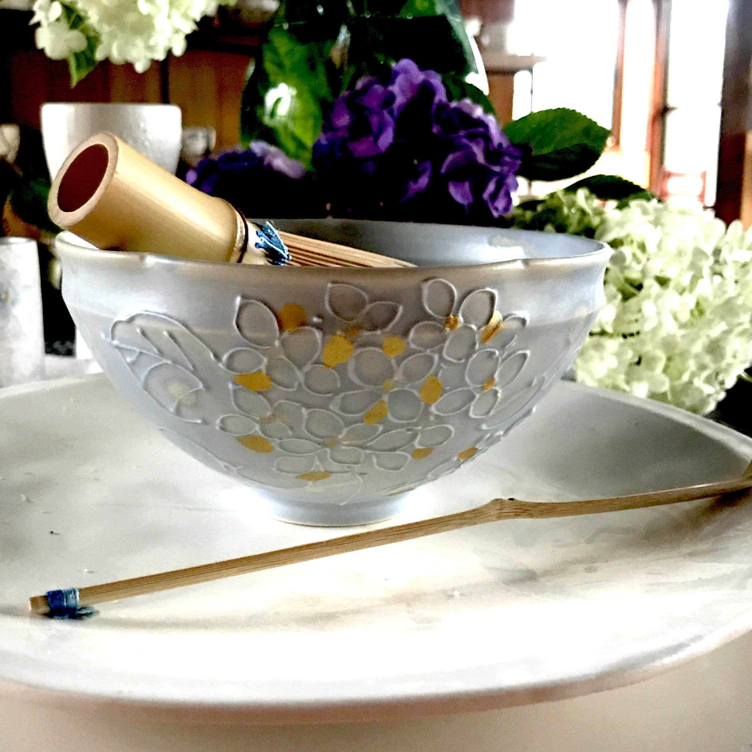 青紫、紫陽花金彩砂糖衣の抹茶碗　小花　布袋と手描きの桐箱入り砂糖衣（アイシング）のような質感の 釉薬に覆われた紫陽花