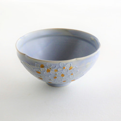 青紫、紫陽花金彩砂糖衣の抹茶碗　小花　布袋と手描きの桐箱入り砂糖衣（アイシング）のような質感の 釉薬に覆われた紫陽花 5枚目の画像