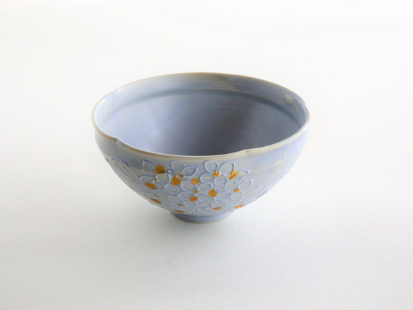 青紫、紫陽花金彩砂糖衣の抹茶碗　小花　布袋と手描きの桐箱入り砂糖衣（アイシング）のような質感の 釉薬に覆われた紫陽花 5枚目の画像