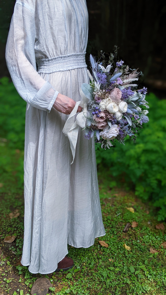 薔薇と実りのクラッチブーケ　ウエディングブーケ　前撮り　結婚式　ガーデンウエディング　ブートニア 3枚目の画像