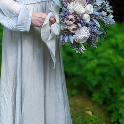薔薇と実りのクラッチブーケ　ウエディングブーケ　前撮り　結婚式　ガーデンウエディング　ブートニア 6枚目の画像