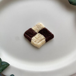 アイスボックスクッキーの刺繍ブローチ 2枚目の画像