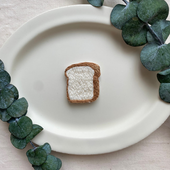 食パンの刺繍ブローチ 1枚目の画像