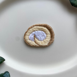 ロールケーキの刺繍ブローチ 2枚目の画像