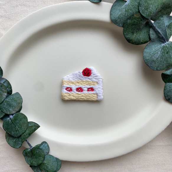 いちごショートケーキの刺繍ブローチ 1枚目の画像