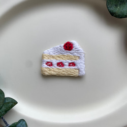 いちごショートケーキの刺繍ブローチ 2枚目の画像