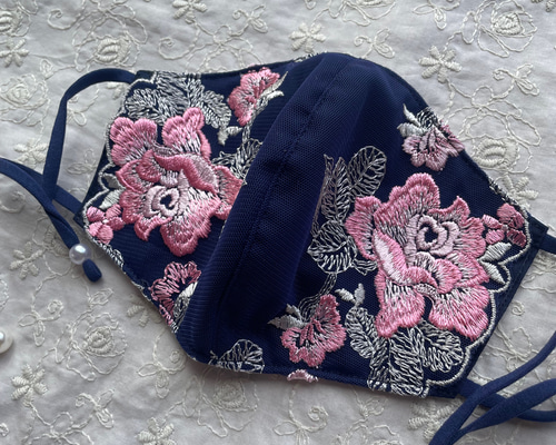 刺繍レースマスク〉華やかピンク×ネイビー 立体刺繍♡抗菌加工 布