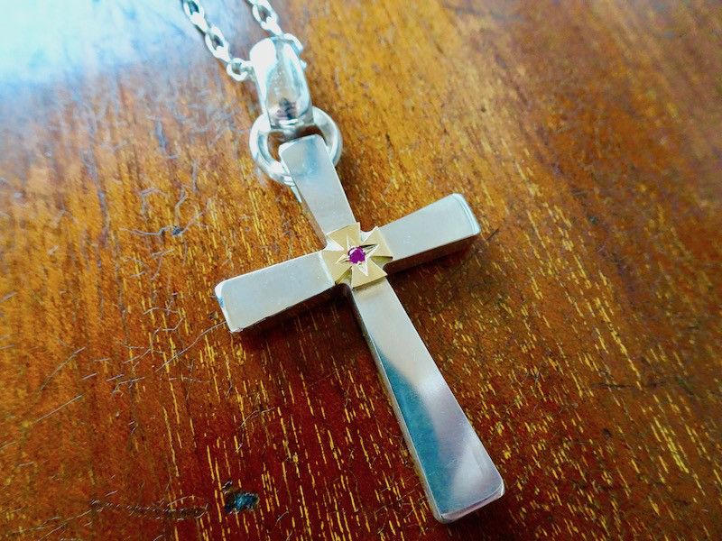 仁尾彫金『一つ星ルビーゴールドアイアンクロスビッグシルバークロスチェーン無し』ハンドメイド170