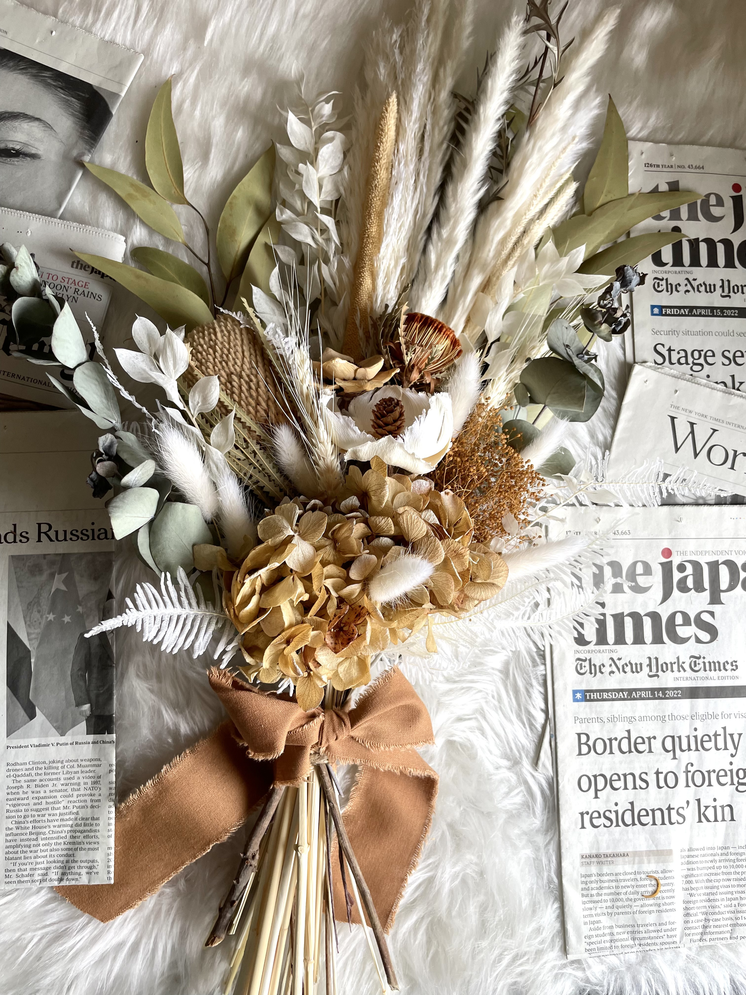 ドライフラワーとプリザーブドフラワーのブーケ ピンクブルー バンクシアの花束 インテリア ウエディング 前撮り 開店祝