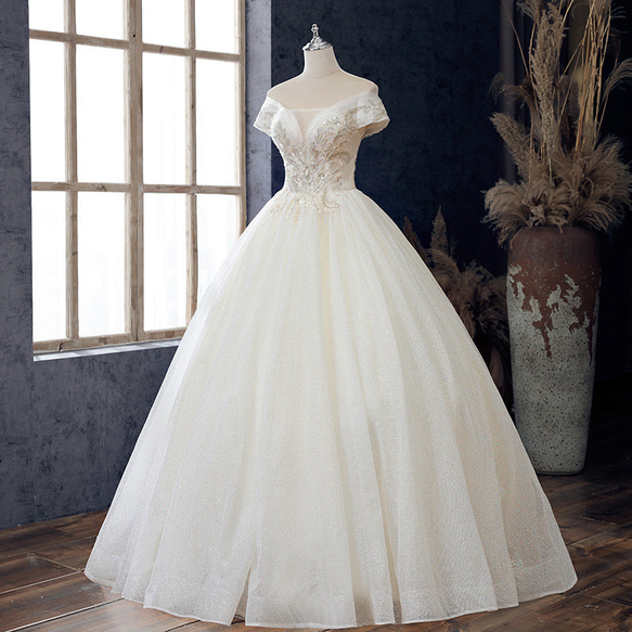 2023年の最新ウェディングドレス、高品質な一字肩のロングドレスに身を包んだ花嫁のためのフレーズです： 3枚目の画像