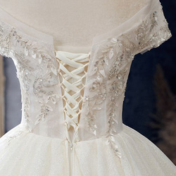 2023年の最新ウェディングドレス、高品質な一字肩のロングドレスに身を包んだ花嫁のためのフレーズです： 11枚目の画像