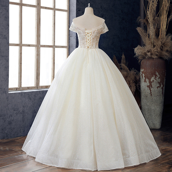 2023年の最新ウェディングドレス、高品質な一字肩のロングドレスに身を包んだ花嫁のためのフレーズです： 9枚目の画像