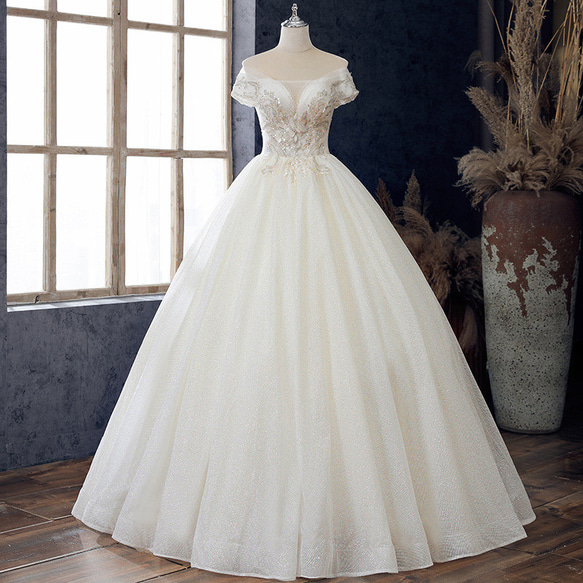 2023年の最新ウェディングドレス、高品質な一字肩のロングドレスに身を包んだ花嫁のためのフレーズです： 12枚目の画像
