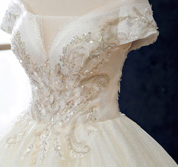 2023年の最新ウェディングドレス、高品質な一字肩のロングドレスに身を包んだ花嫁のためのフレーズです： 2枚目の画像