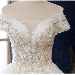 2023年の最新ウェディングドレス、高品質な一字肩のロングドレスに身を包んだ花嫁のためのフレーズです： 5枚目の画像