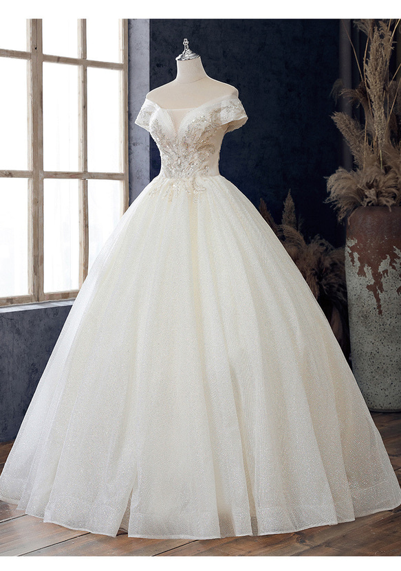 2023年の最新ウェディングドレス、高品質な一字肩のロングドレスに身を包んだ花嫁のためのフレーズです： 6枚目の画像
