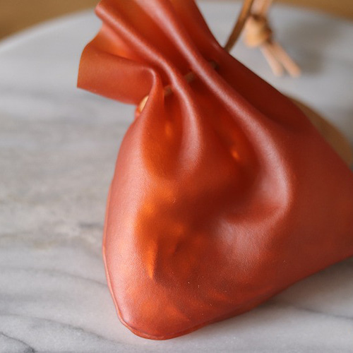 夏季限定販売】牛革巾着ポーチ○希少な牛の生革巾着袋/牛革 巾着袋 革