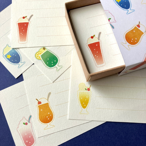 小さなスリーブ箱に入った 推し色☆クリームソーダのミニメモ用紙60枚