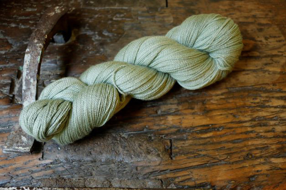 Wasabi iro 手染めの極細毛糸　80% Extra Fine Merino + 20% Silk 4枚目の画像