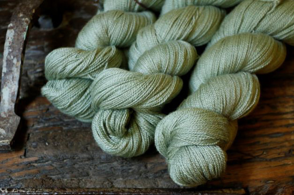 Wasabi iro 手染めの極細毛糸　80% Extra Fine Merino + 20% Silk 5枚目の画像