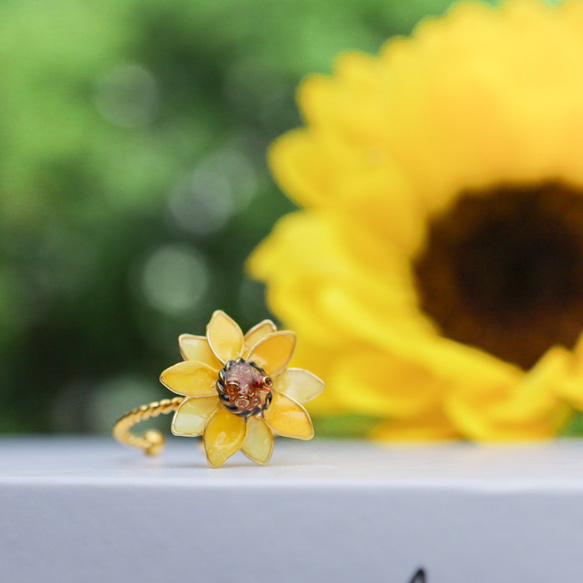小さなひまわりのリング　アレルギー対応　サージカルステンレス　：指輪　向日葵　誕生日プレゼント　夏 1枚目の画像