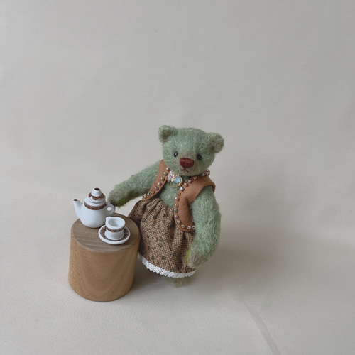 手のひらサイズのテディベア（ベスト&スカートの女の子） ぬいぐるみ