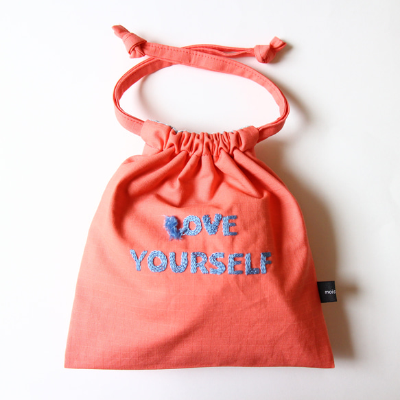 LOVE YOURSELF 刺繍の巾着バッグ 1枚目の画像