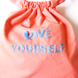 LOVE YOURSELF 刺繍の巾着バッグ 3枚目の画像